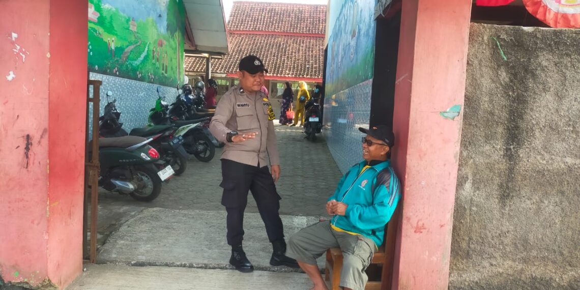 Bhabinkamtibmas Polsek Sukaraja Melaksanakan Dialogis dan Silaturahmi Dengan Warga
