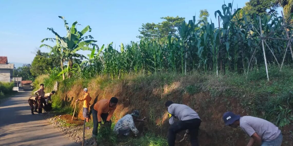 Bhabinkamtibmas Polsek Sukaraja Bersama Masyarakat dan Aparat Desa Sekitar Melaksanakan Giat Jum’at Bersih