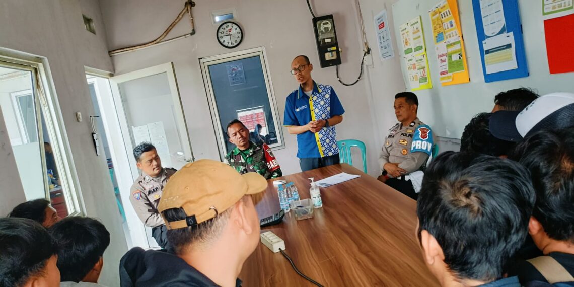 Dekati warga Babinkamtibmas bersinergi dengan Babinsa Sambangi Warga dan Berikan Imbauan Kamtibmas
