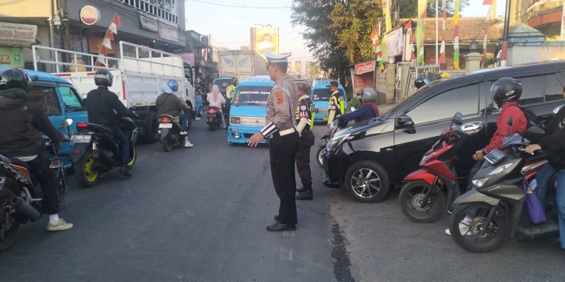 Antisipasi Kemacetan Pagi, Unit Lantas Polsek Sukalarang Melaksanakan Gatur Lalin Saat Jam Masuk Karyawan