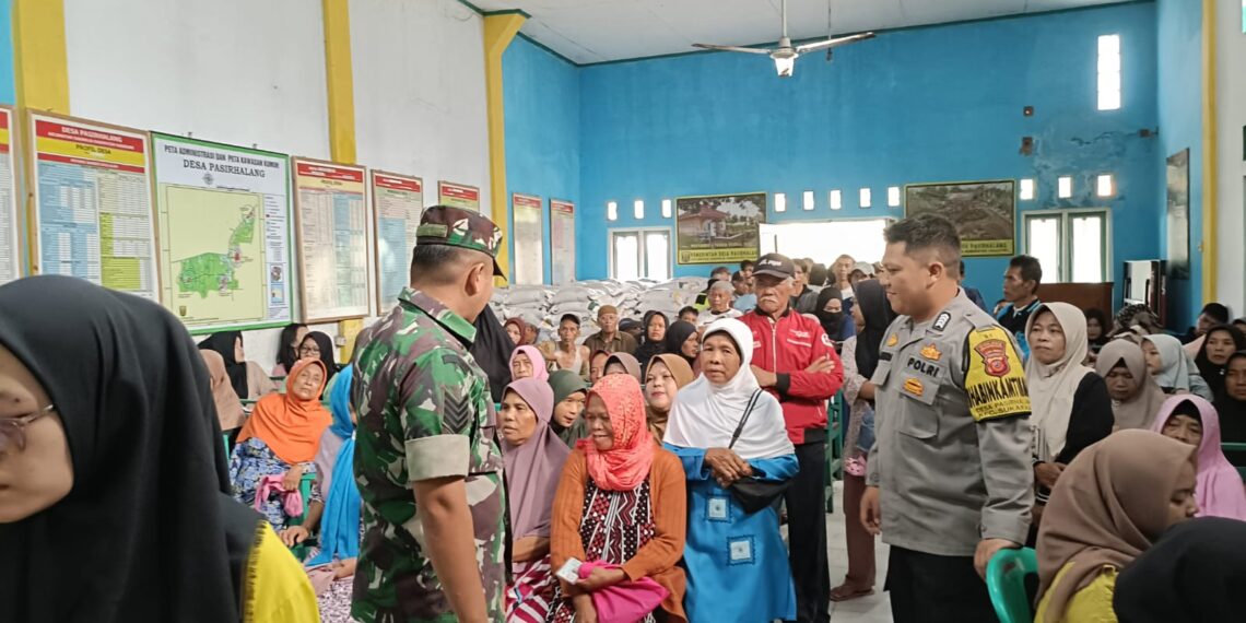 Bhabinkamtibmas Polsek Sukaraja Polres Sukabumi Kota Melaksanakan Kegiatan Monitoring Pembagian Bantuan Beras