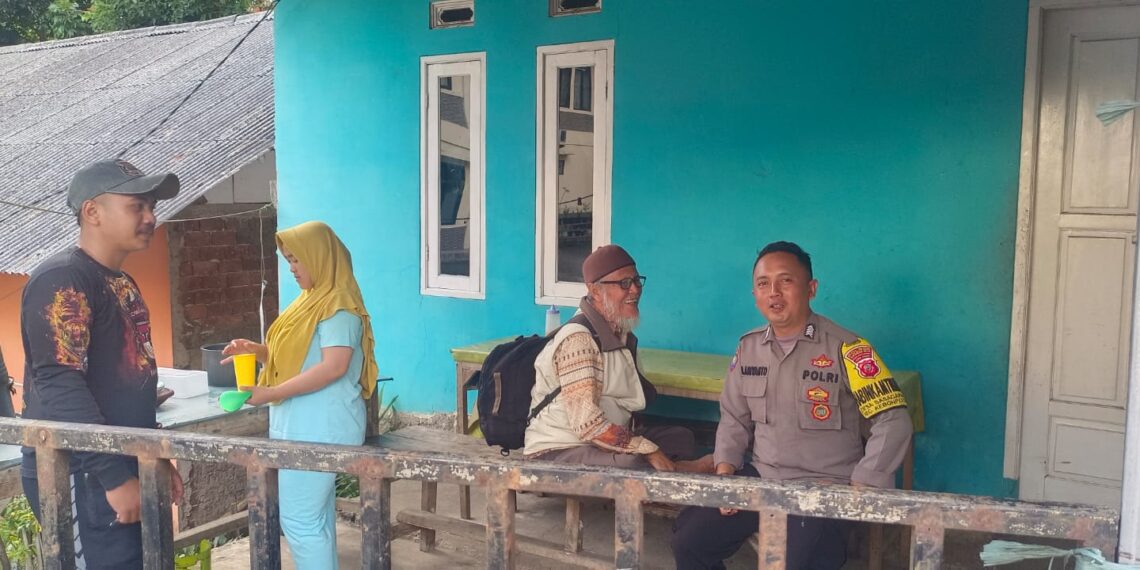 Ngobrol Bersama Warga Bhabinkamtibmas Polsek Kebonpede Sampaikan Himbauan Kamtibmas