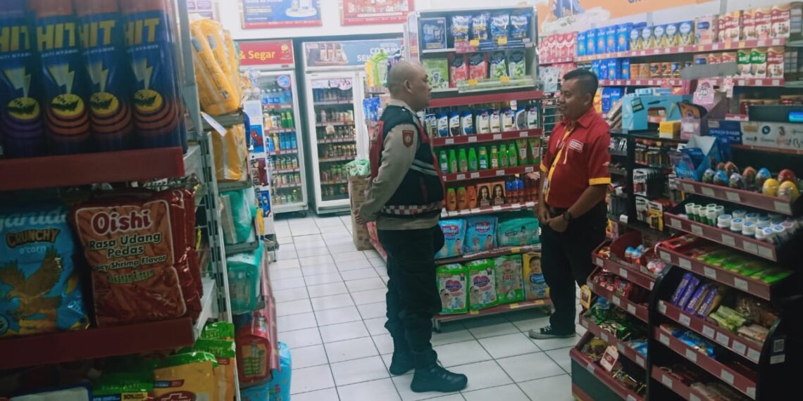 Unit Patroli Polsek Cibeureum Patroli ke Minimarket dan Dialogis dengan Karyawannya