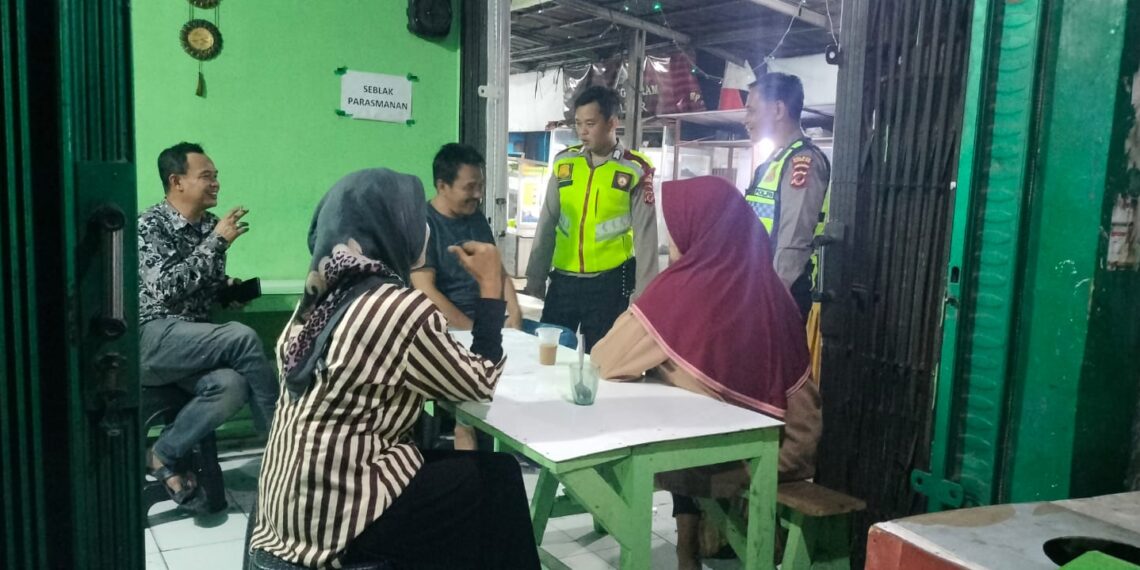 Patroli Sambang Polsek Sukalarang, Berikan Himbauan Kamtibmas Ke Para Pedagang di Kec Sukalarang Malam