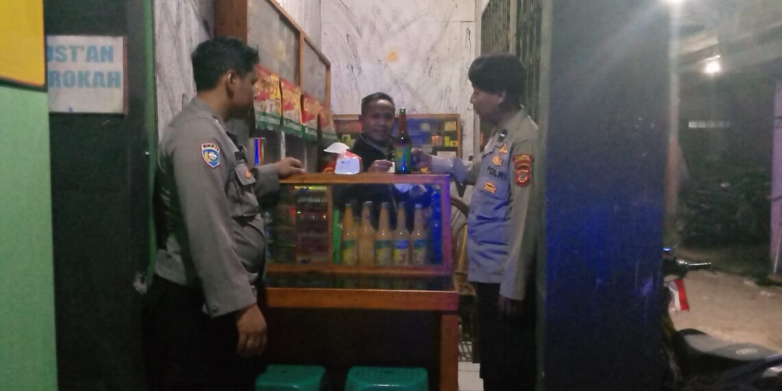 Cegah Peredaran Miras, Personil Polsek Sukalarang  Sambangi Penjual Jamu Tradisional