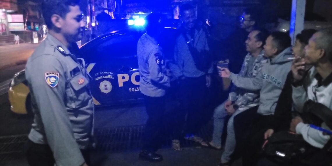 Ngobrol Bersama Masyarakat, Patroli Dialogis Malam Petugas Sampaikan Pesan Kamtibmas