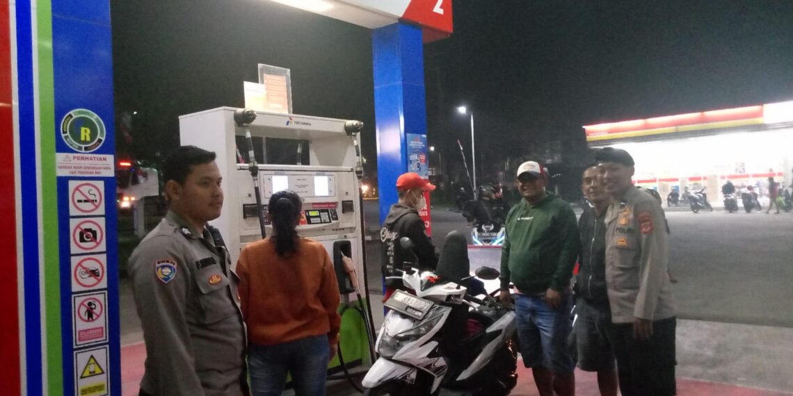 Polisi Sambangi SPBU Malam Hari, Sampaikan Pesan Kamtibmas