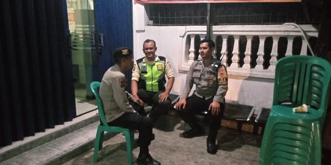 Personil Samapta Polsek Sukalarang Patroli Malam Hari Sambangi ATM BRI Cegah Kejahatan Perbankan