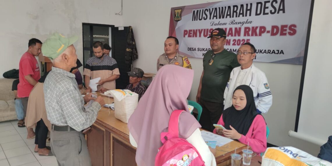 Bareng TNI Bhabinkamtibmas Polsek Sukaraja Pantau Distribusi BLT