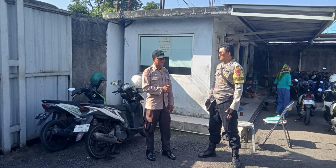 Bhabinkamtibmas Polsek Cibeureum melaksanakan kegiatan monitoring wilayah binaan dan berikan himbauan Kamtibmas