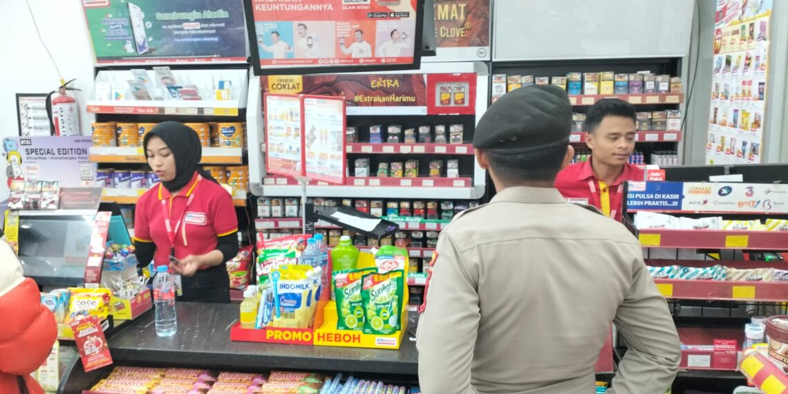 Giatkan sambang minimarket, Polsek Baros meminimalisir gangguan kamtibmas.