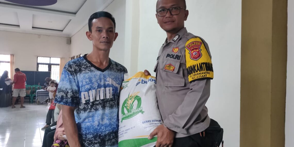 Bhabinkamtibmas Polsek Cisaat Monitoring Penyaluran Program Bantuan Pangan Cadangan Beras Pemerintah (BPCBP)
