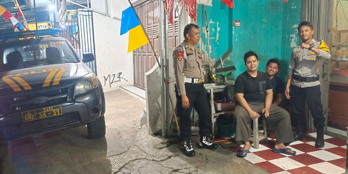 Patroli Dialogis Malam Hari, Personil Polsek Kebonpedes Sambangi Warga di Kecamatan Kebonpedes