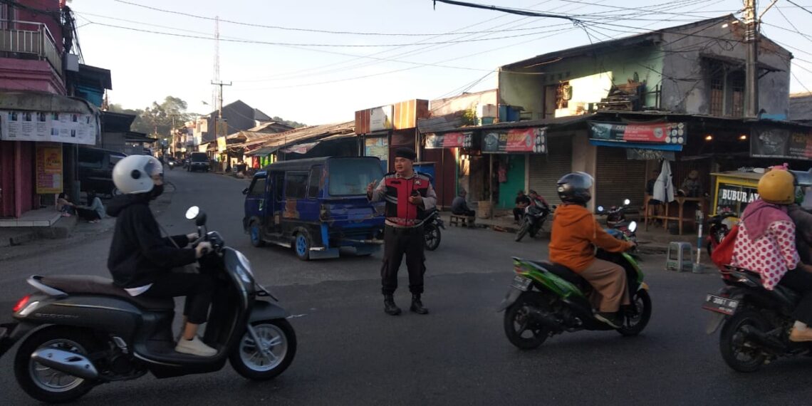 Wujud Kepedulian, Polisi Bantu Anak-Anak Sekolah Menyeberang Jalan