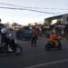 Wujud Kepedulian, Polisi Bantu Anak-Anak Sekolah Menyeberang Jalan