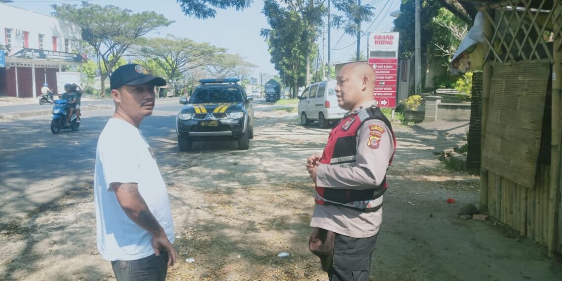 Guna menciptakan keamanan yang kondusif, unit Samapta Polsek Cibeureum Patroli Dialogis dan Sambangi Warga