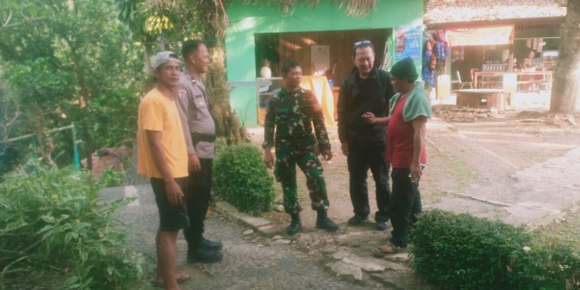 Sinergitas TNI – Polri, Bhabinkamtibmas Polsek Lembursitu dan Babinsa Sambang dan Pemantauan wilayah.