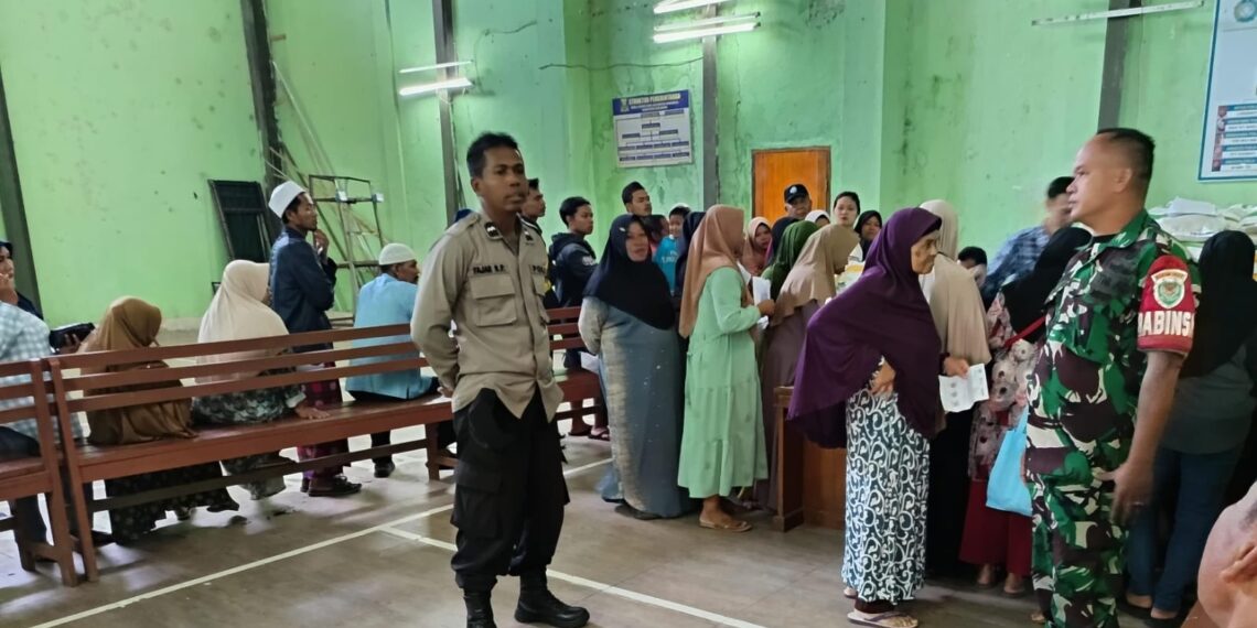 Bhabinkamtibmas Polsek Sukaraja Melaksanakan Kegiatan Monitoring Pembagian Bantuan Beras