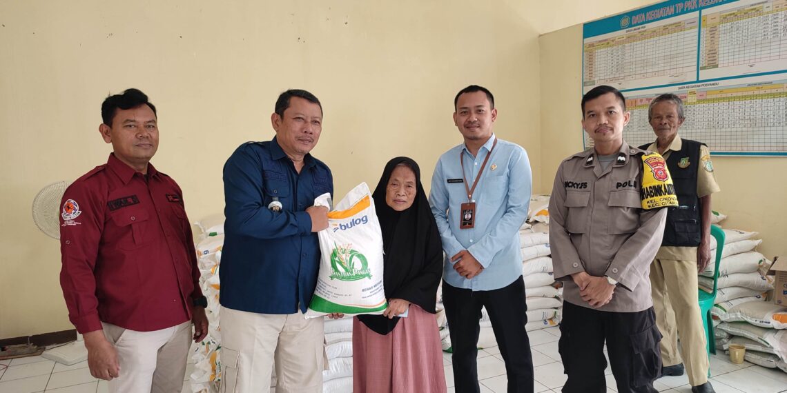 Bhabinkamtibmas Kelurahan Cikondang  Monitoring dan Pengamanan Penyaluran Bansos