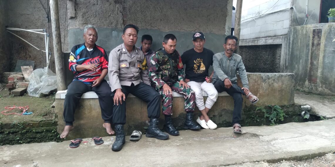 Bhabinkamtibmas Bersinergi dengan Babinsa Sambangi Warga Untuk Tingkatkan Harkamtibmas