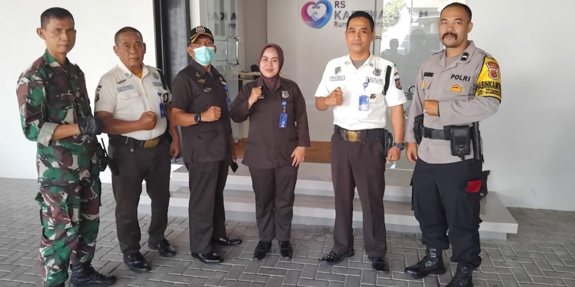 Cegah Aksi Kejahatan, Anggota Bhabinkamtibmas berikan Himbauan Kamtibmas Kepada Security