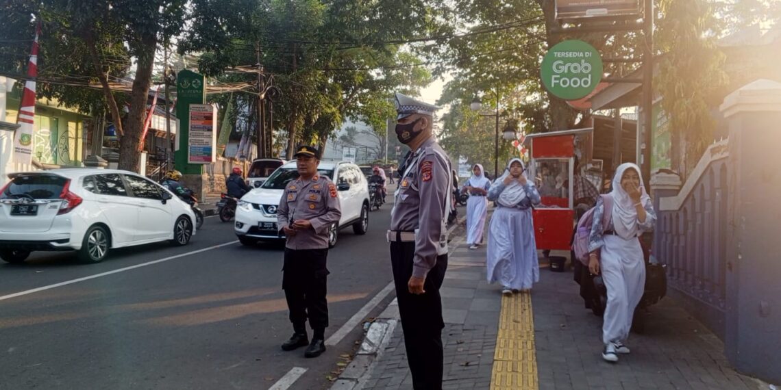 Unit Lantas Polsek Cikole Laksanakan Giat Pengaturan Di Pagi Hari