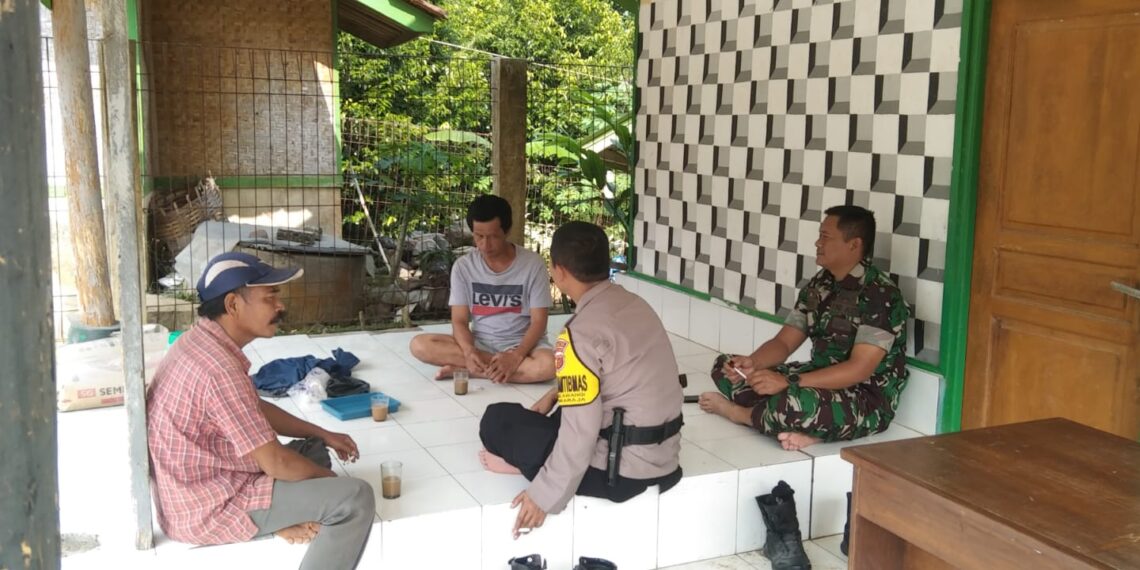 Bhabinkamtibmas Desa Selawangi Polsek Sukaraja Polres Sukabumi Kota, Aipda Yusup dan Babinsa Selawangi Sertu Yudi, melaksanakan sambang silaturahmi Kamtibmas, Rabu (14/08/2024).
