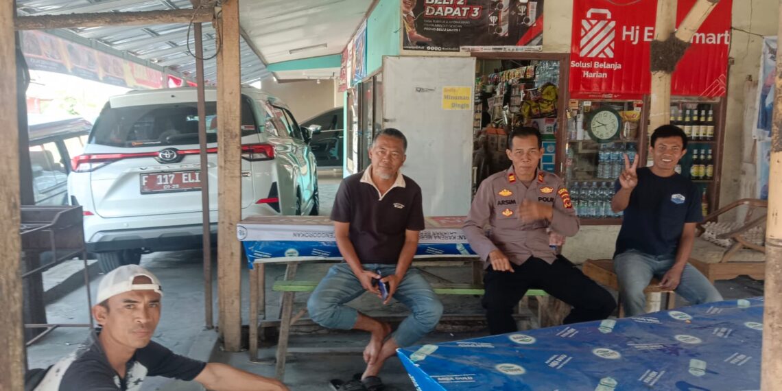 Anggota Polri Polsek Sukabumi Polres Sukabumi Kota Polda Jabar melaksanakan sambang sekaligus pembinaan ataupun himbauan tentang mengingatkan pentingnya penggunaan helm bagi pengendara sepeda motor