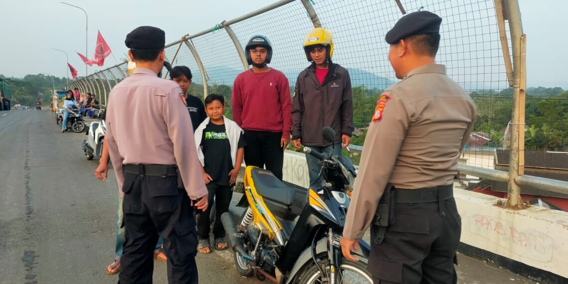 Giat Preventif, Unit Patroli Samapta Polsek Cibeureum Berpatroli dan Sambangi Warga