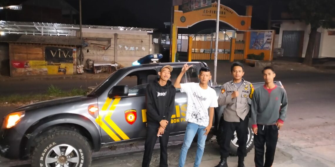Bhabinkamtibmas Polsek Kebonpedes Himbau Warganya Agar Waspada Kejahatan Malam Hari
