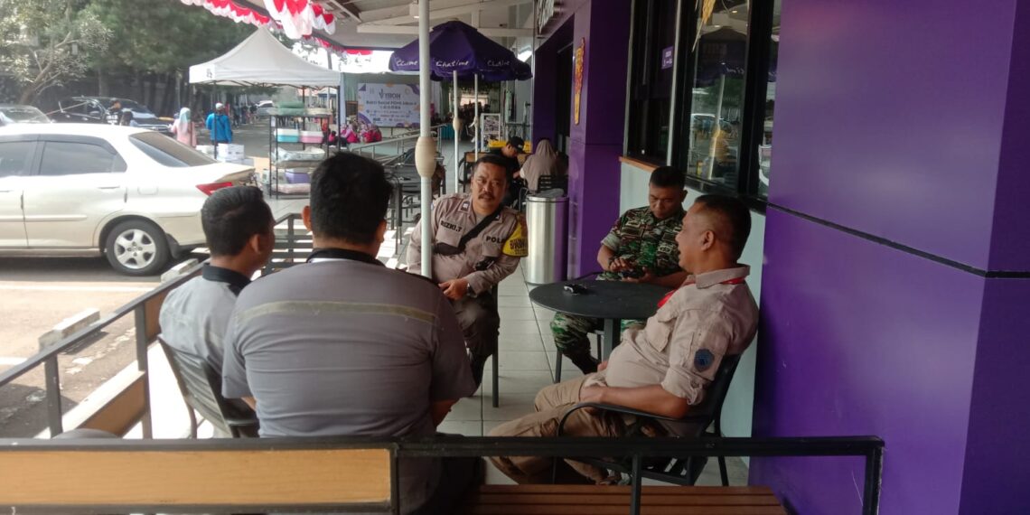 Bhabinkamtibmas Bersinergi dengan Babinsa Sambangi Warga Untuk Tingkatkan Harkamtibmas