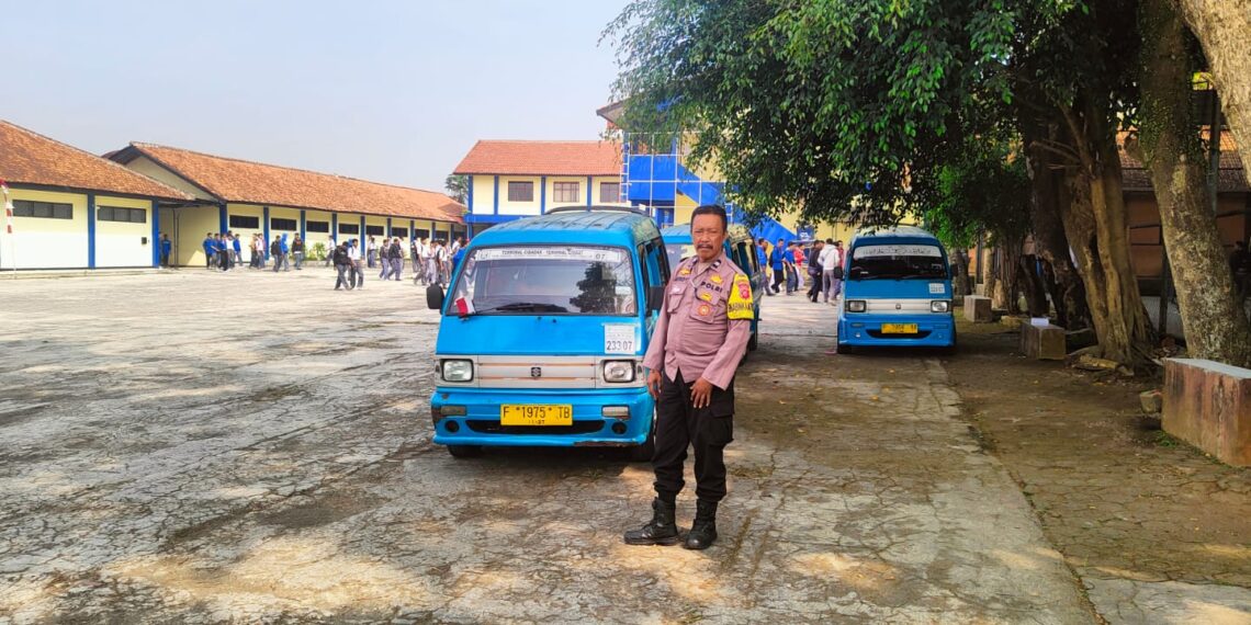 Bhabinkamtibmas Polsek Cisaat Antisipasi Bubaran Pulang Sekolah di wilayah binaannya