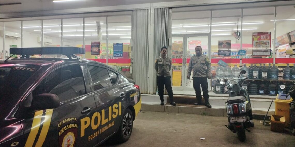Anggota Samapta Polsek Sukalarang Laksanakan Patroli Dialogis Kerawanan Malam Sambang Minimarket Indomart