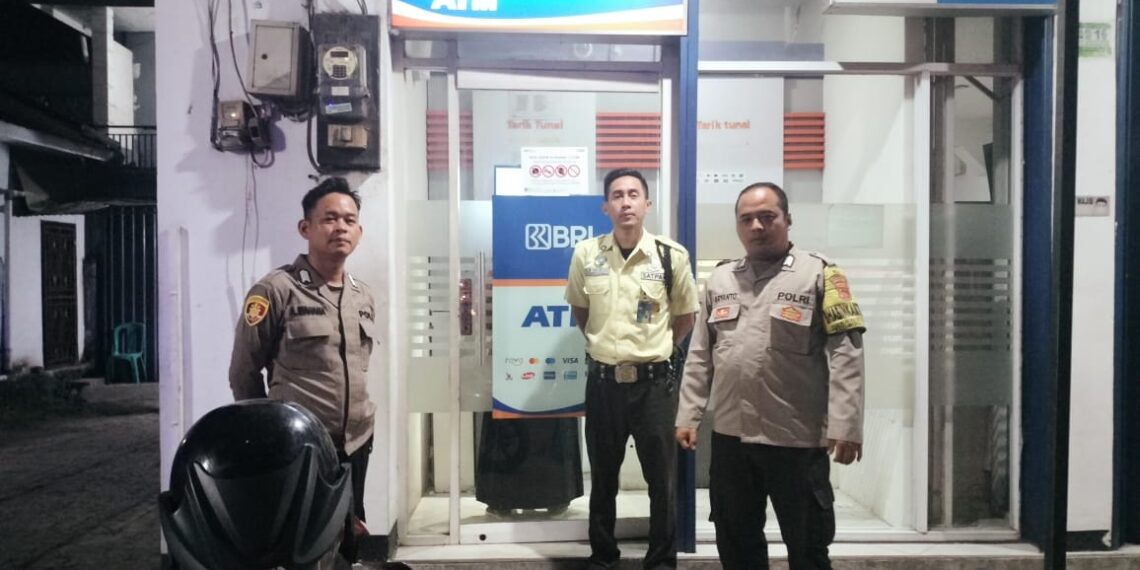 Personil Samapta Polsek Sukalarang Patroli Malam Hari Sambangi ATM BRI Cegah Kejahatan Perbankan