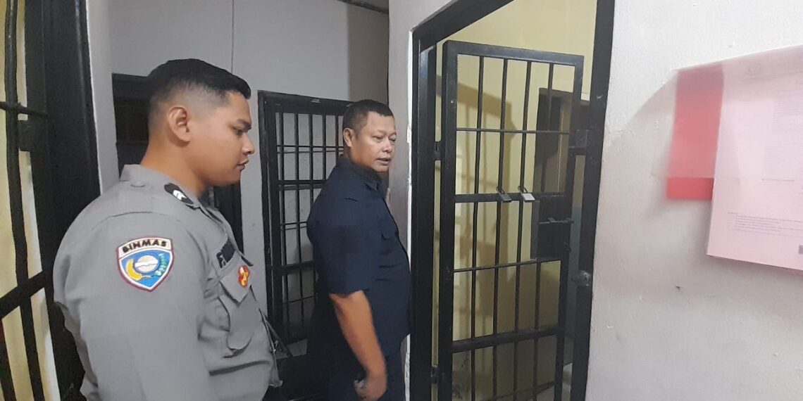 Kanit Reskrim Bersama Anggota Jaga Rutin Cek Dan Control Ruang Tahanan Polsek Sukalarang Antisipasi Tahanan Melarikan Diri