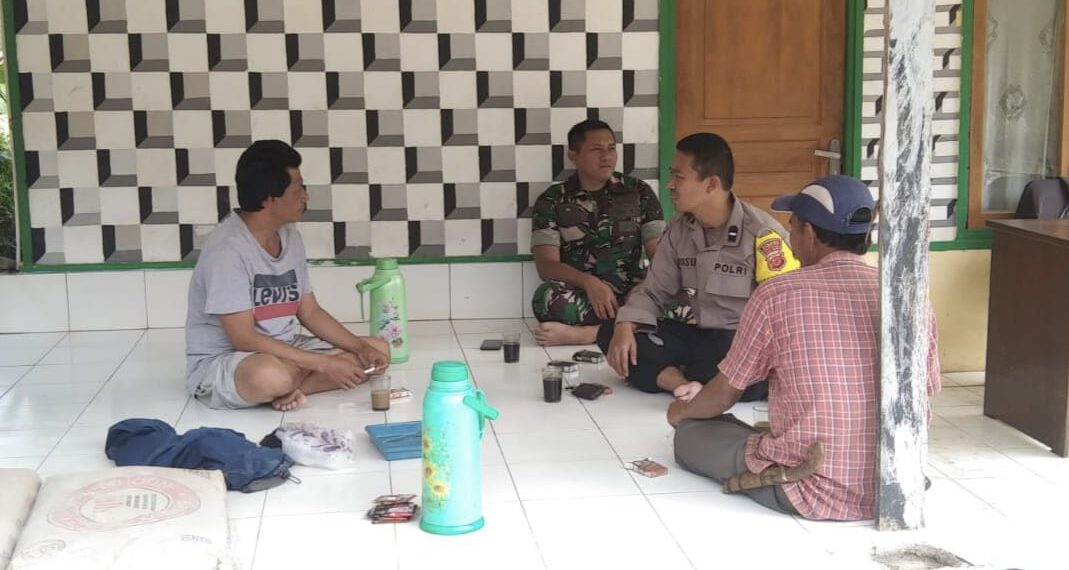 Bareng Babinsa, Bhabinkamtibmas Polsek Sukaraja Sukabumi Sambangi Warga