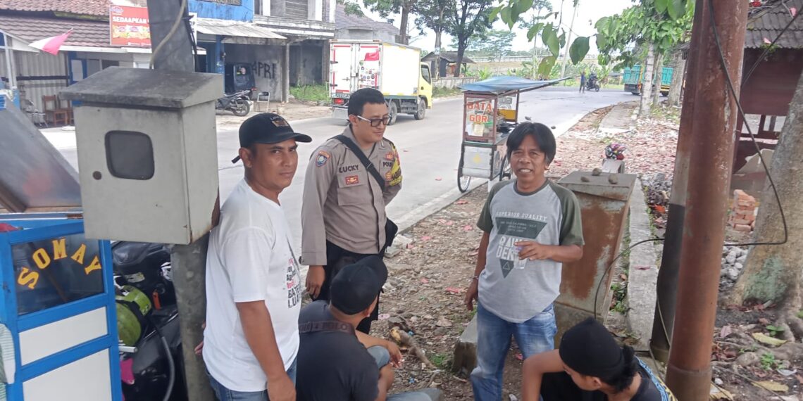 Bhabinkamtibmas Polsek Cibeureum melaksanakan kegiatan monitoring wilayah binaan dan berikan himbauan Kamtibmas