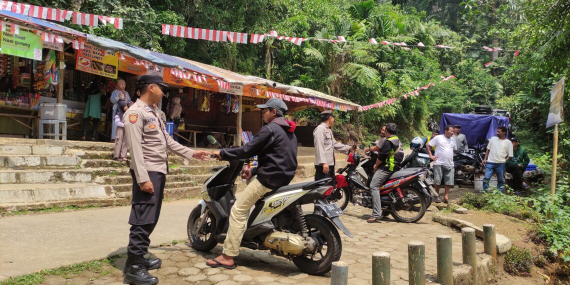 Patroli mobile rutin Polsek Kadudampit untuk mengantisipasi gangguan kamtibmas di wilayah hukum polsek kadudampit
