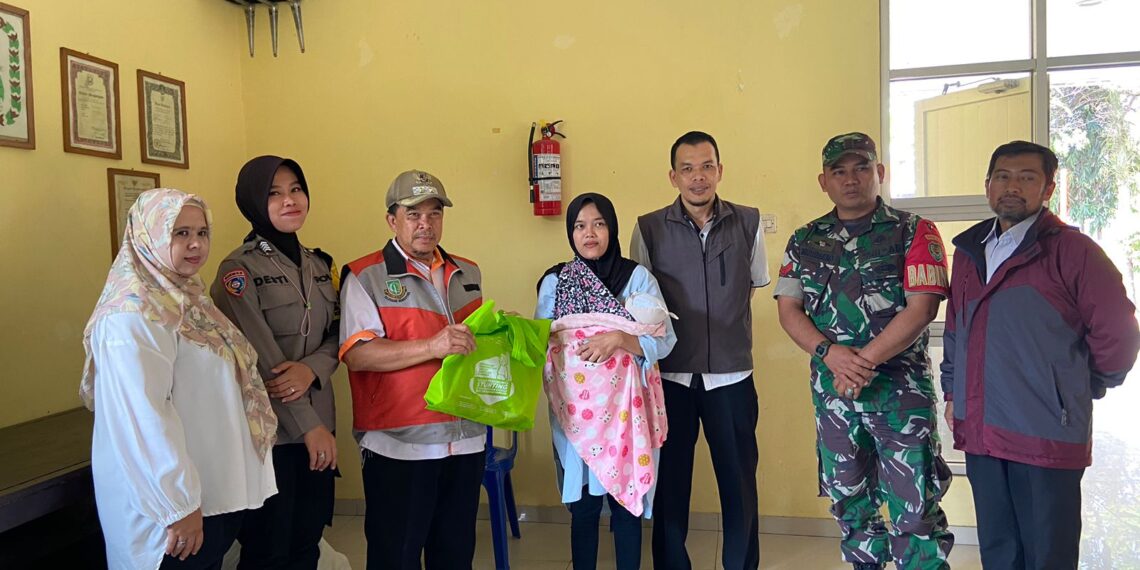 Cegah Stunting, Bhabinkamtibmas Monitoring Pembagian Bansos Kepada Keluarga Rawan Stunting