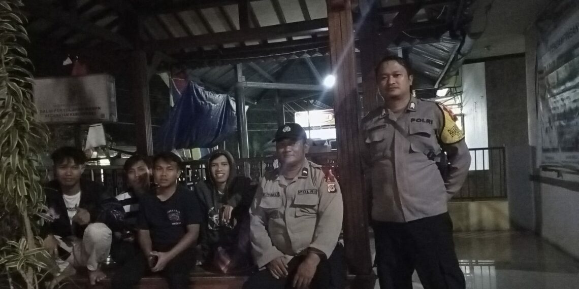 Polsek Kebonpedes Patroli Dialogis Dengan Warga Lingkungan Cegah Tindak Kriminalitas Saat Malam Hari