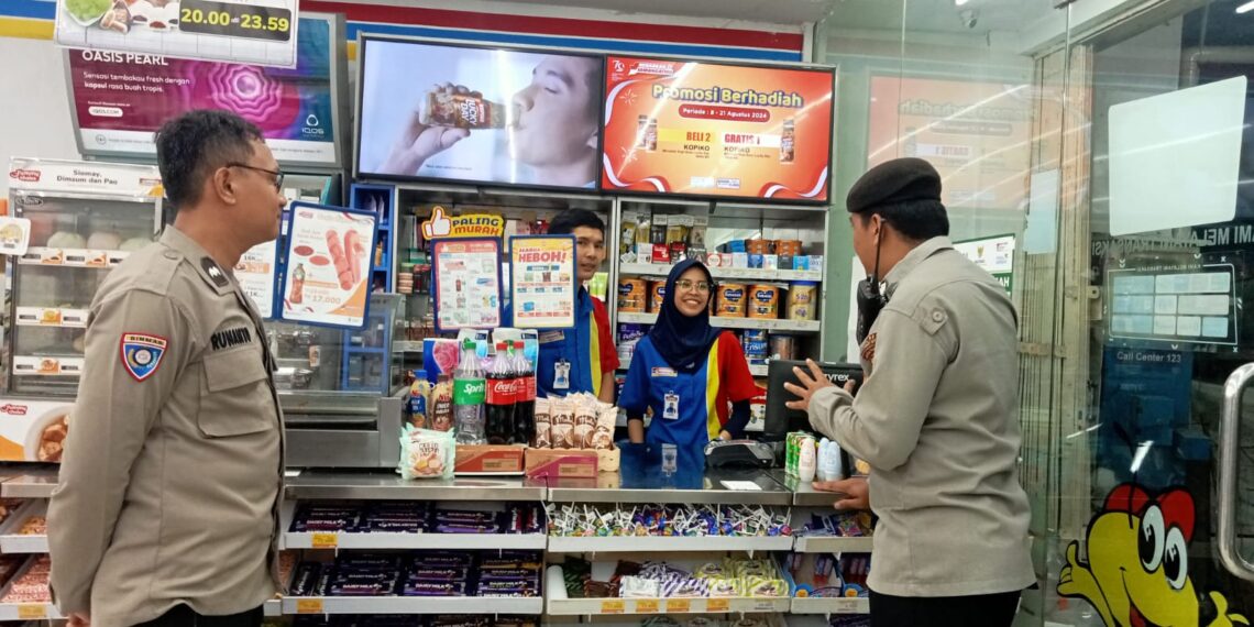 Anggota Patroli sambang Alfamart dan Indomart di malam hari berikan himbauan kamtibmas