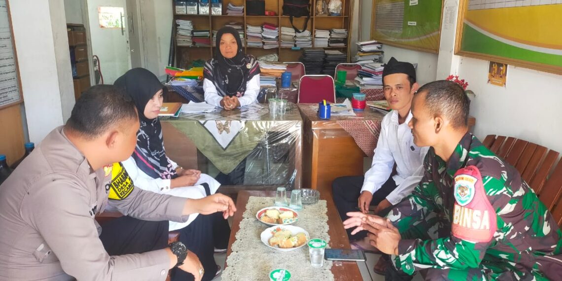 Bhabinkamtibmas Margaluyu Polsek Sukaraja Bersama Babinsa Margaluyu Laksanakan Patroli Sambang