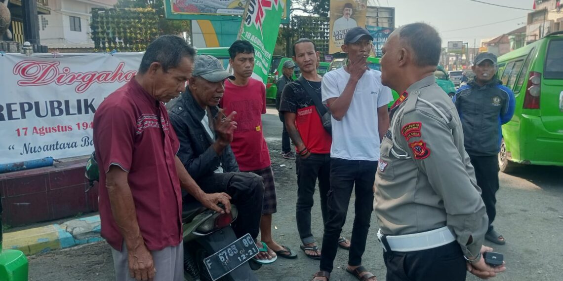 Unit Lantas Polsek Cisaat Berikan Himbauan kepada para sopir angkutan umum