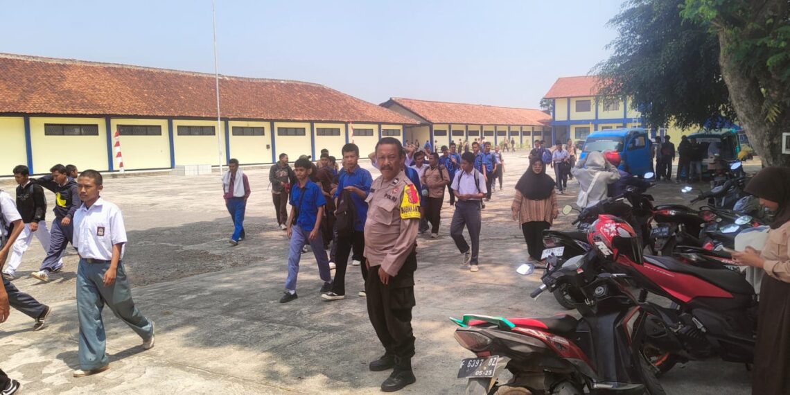 Bhabinkamtibmas Polsek Cisaat Antisipasi Bubaran Pulang Sekolah di wilayah binaannya