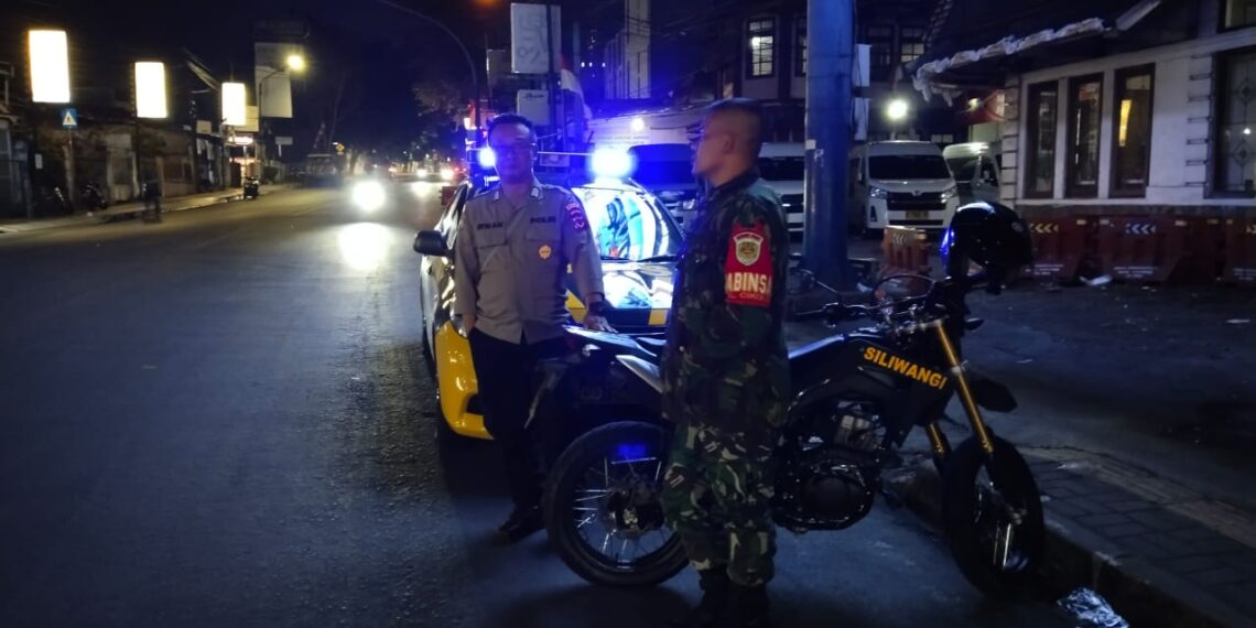 Bhabinkamtibmas Polsek Cikole Laksanakan Patroli Bersama Babinsa