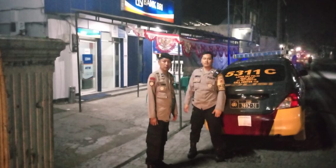 Personil Samapta Polsek Sukalarang Patroli Malam Hari Sambangi ATM BRI Cegah Kejahatan Perbankan