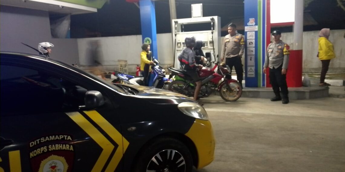 Polisi Sambangi SPBU Malam Hari, Sampaikan Pesan Kamtibmas