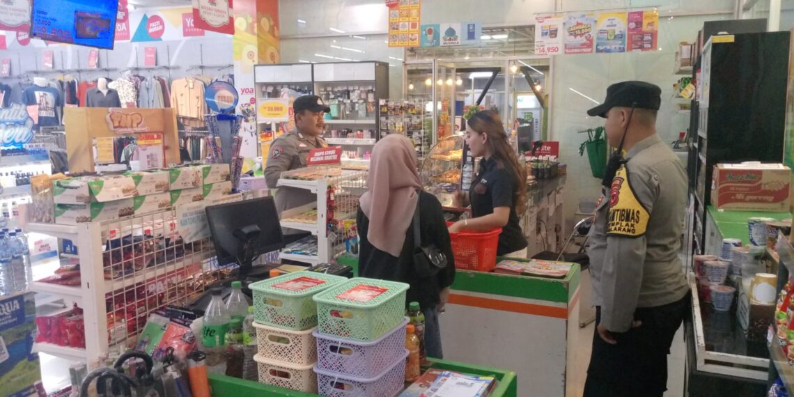 Anggota Samapta Polsek Sukalarang Laksanakan Patroli Dialogis Kerawanan Malam Sambangi Minimarket Alfamart