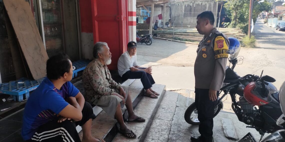Bhabinkamtibmas Desa Parungseah Jaga Kondusifitas Wilayah Binaan Dengan Giat Sambang
