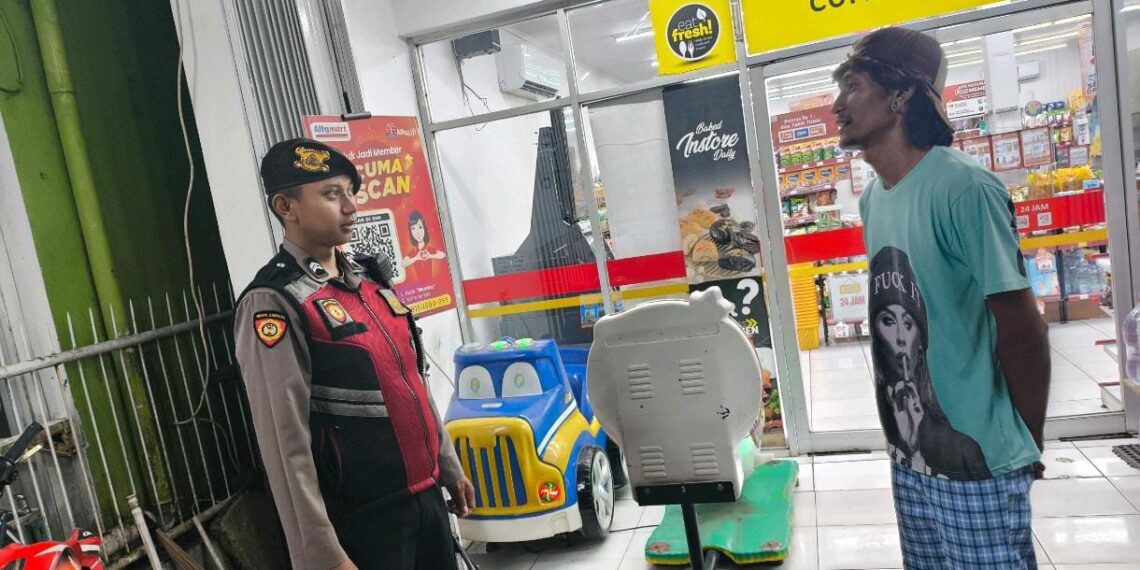Sambang petugas parkir minimarket, Polsek Baros meminimalisir gangguan kamtibmas
